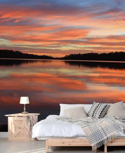 Roze en blauwe zonsondergang over de muurschildering van de rivier