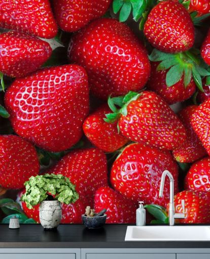 carta da parati murale con frutta rossa brillante chiamata Strawberries Fresh per cucine, caffè e ristoranti