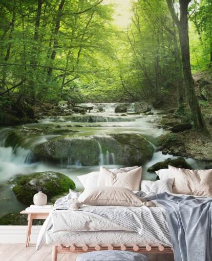 groene aanpasbare bosbehangmuurschildering genaamd Enchanting Forest Waterfall voor huizen en kantoren.