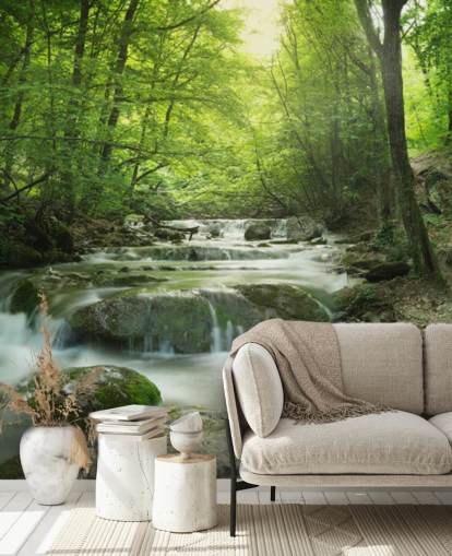 groene aanpasbare bosbehangmuurschildering genaamd Enchanting Forest Waterfall voor huizen en kantoren.