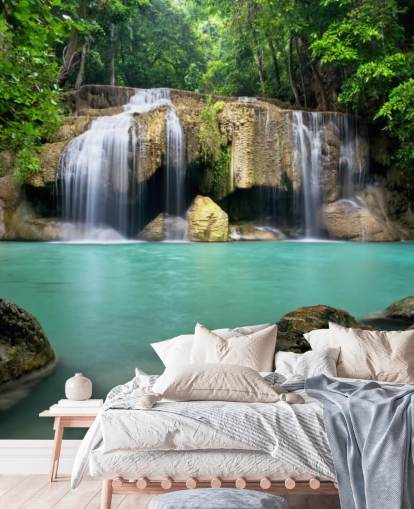 papier peint mural en cascade tropicale appelé Waterfall à Kanchanaburi, en Thaïlande, pour les bureaux à domicile, les spas et les studios de yoga