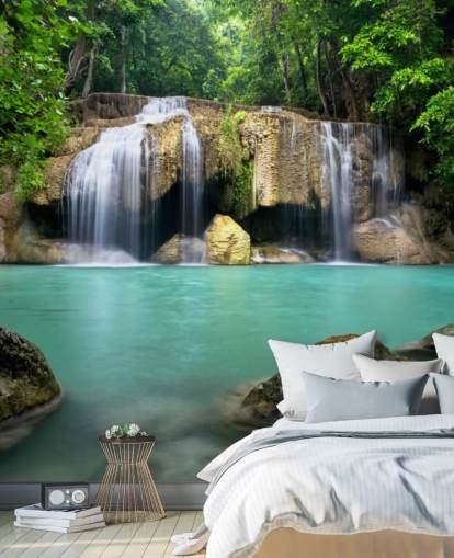 trooppisen vesiputouksen taustakuvamaalaus nimeltä Waterfall Kanchanaburissa, Thaimaassa kotitoimistoihin, kylpylöihin ja joogastudioihin trooppisen vesiputouksen taustakuvamaalaus nimeltä Waterfall Kanchanaburissa, Thaimaassa kotitoimistoihin, kylpylöihin ja joogastudioihin