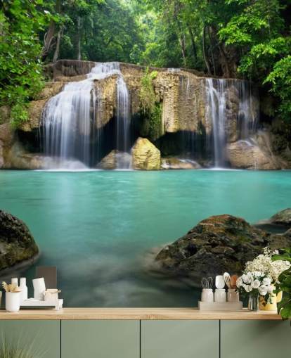 tropisches Wasserfall-Tapetenbild namens Waterfall in Kanchanaburi, Thailand, für Heimbüros, Spas und Yogastudios