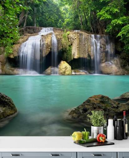 mural de papel pintado de una cascada tropical llamado Cascada en Kanchanaburi, Tailandia, para oficinas en casa, spas y estudios de yoga