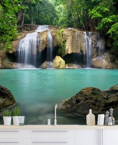 trooppisen vesiputouksen taustakuvamaalaus nimeltä Waterfall Kanchanaburissa, Thaimaassa kotitoimistoihin, kylpylöihin ja joogastudioihin