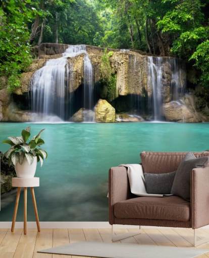 tropisches Wasserfall-Tapetenbild namens Waterfall in Kanchanaburi, Thailand, für Heimbüros, Spas und Yogastudios