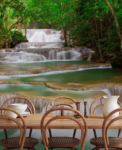 Decorazione murale con cascata tropicale