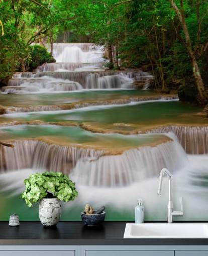 Decorazione murale con cascata tropicale