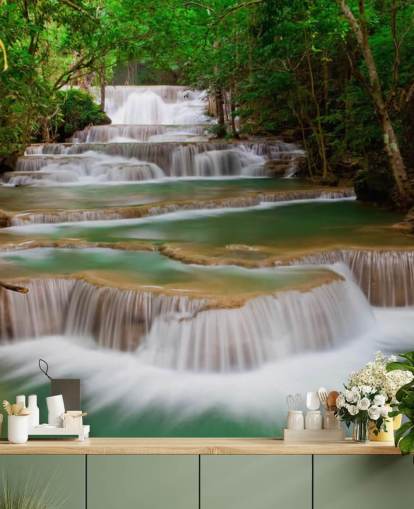 Decorazione murale con cascata tropicale