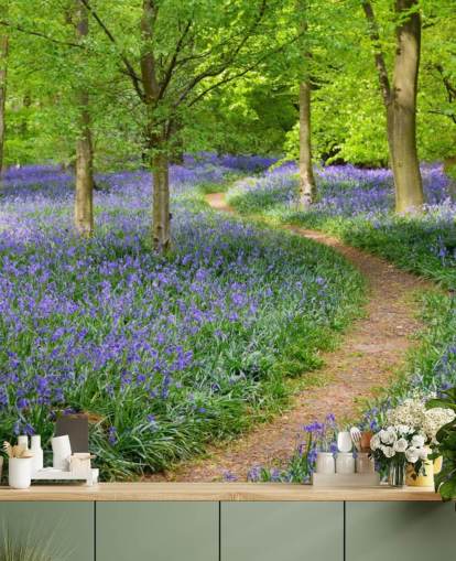 blauwe en groene bosbehangmuurschildering genaamd Bluebell Woodland voor slaapkamers of eetkamers