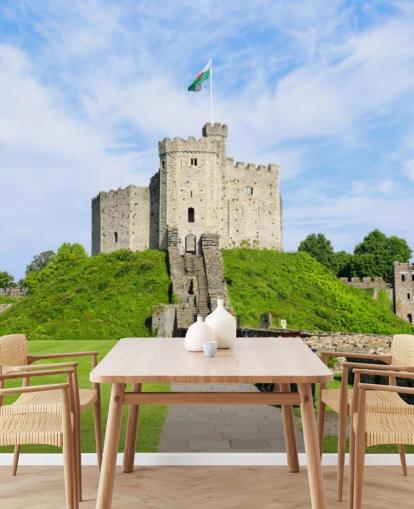 Papier peint Château de Cardiff sur un monticule avec drapeau gallois