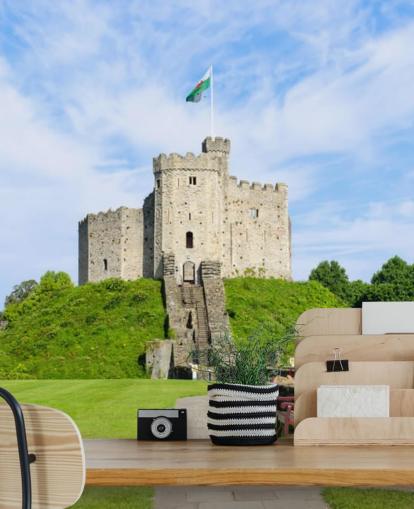 Carta da parati Castello di Cardiff su un tumulo con bandiera gallese