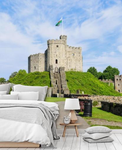 Cardiff Castle op een heuvel met Welsh vlagbehang Cardiff Castle op een heuvel met Welsh vlagbehang