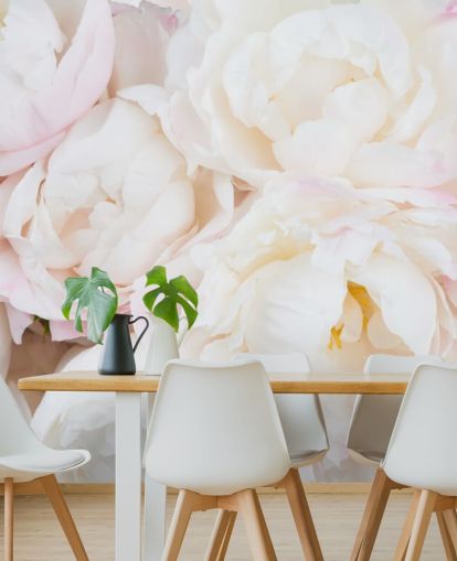 mural de papel pintado floral rosa y blanco llamado Peony Clouds para dormitorios, salas de estar y baños