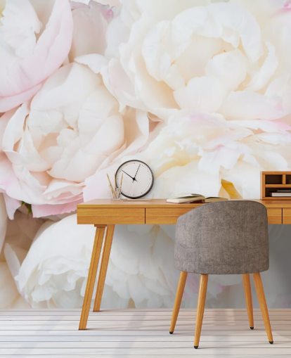 mural de papel pintado floral rosa y blanco llamado Peony Clouds para dormitorios, salas de estar y baños