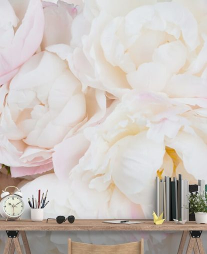 mural de papel pintado floral rosa y blanco llamado Peony Clouds para dormitorios, salas de estar y baños