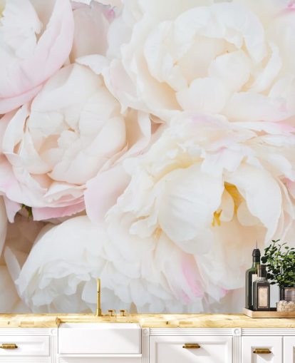 carta da parati murale floreale rosa e bianca chiamata Peony Clouds per camere da letto, salotti e bagni