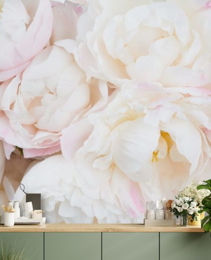 mural de papel pintado floral rosa y blanco llamado Peony Clouds para dormitorios, salas de estar y baños