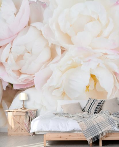 roze en witte bloemenbehangmuurschildering genaamd Peony Clouds voor slaapkamers, woonkamers en badkamers