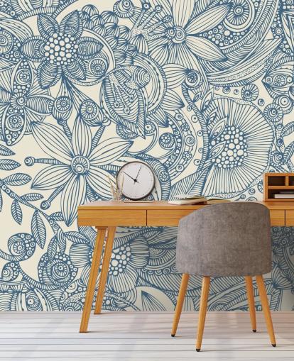 mural de pared ilustrativo azul y blanco llamado Flowers and Doodles Blue para dormitorios y salas de estar