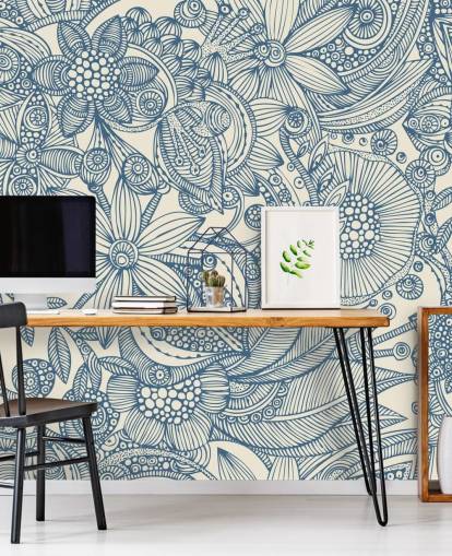 murale illustrativo blu e bianco chiamato Flowers and Doodles Blue per camere da letto e salotti