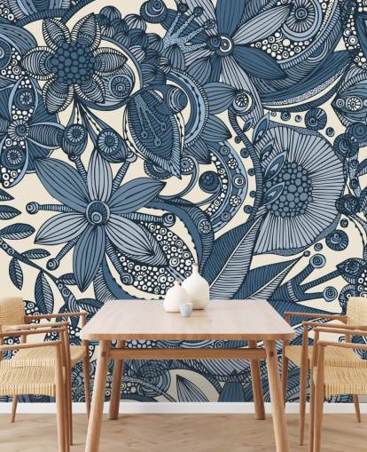 Carta da parati con fiori illustrati blu e bianchi Carta da parati con fiori illustrati blu e bianchi