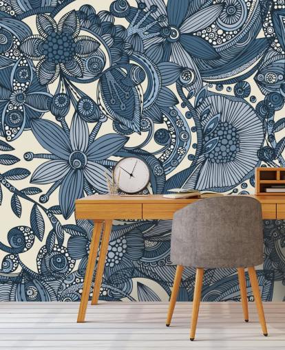 Papel pintado de flores ilustradas azules y blancas
