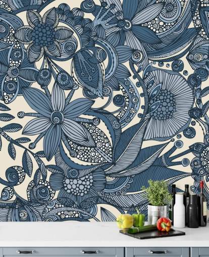 Papel pintado de flores ilustradas azules y blancas