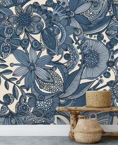 Carta da parati con fiori illustrati blu e bianchi