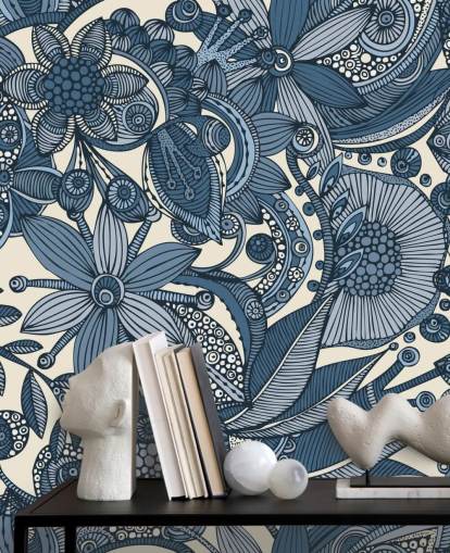 Carta da parati con fiori illustrati blu e bianchi