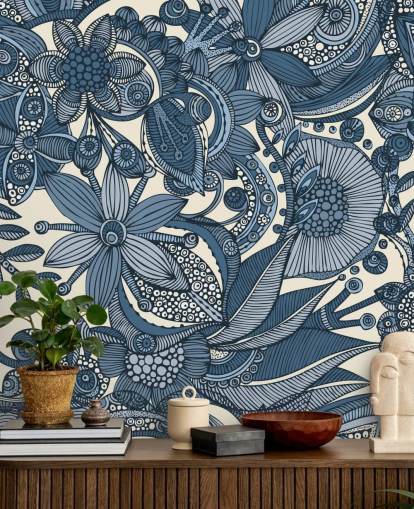 Papel pintado de flores ilustradas azules y blancas