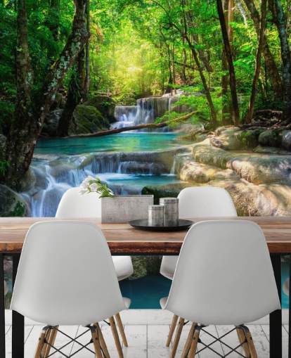 turkooisblauwe op maat gemaakte waterval behangmuurschildering genaamd Peaceful Waterfall voor badkamers en keukens