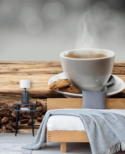 Heet koffiekoekje en gemorste koffiebonen behang