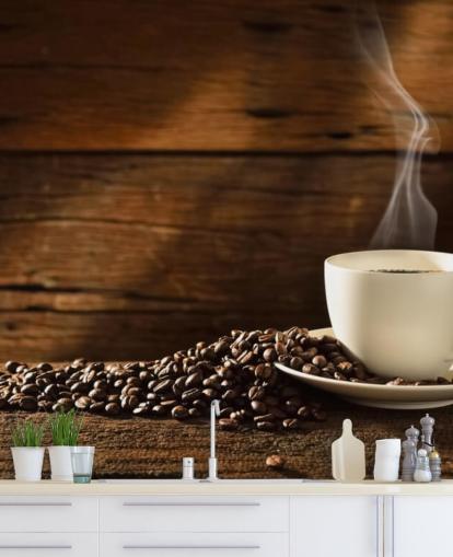 Heiße Tasse Kaffee und verschüttete Kaffeebohnen Wallpaper