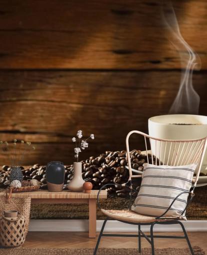 Fondo de pantalla de taza de café caliente y granos de café derramados