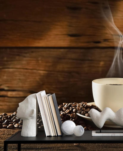 Fondo de pantalla de taza de café caliente y granos de café derramados