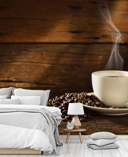 Heet kopje koffie en gemorste koffiebonen behang