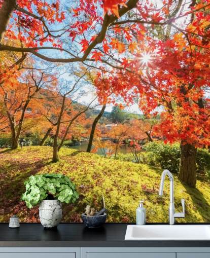 rode en groene aanpasbare bosbehangmuurschildering genaamd Autumn Scene with Red Trees voor woonkamers en eetkamers rode en groene aanpasbare bosbehangmuurschildering genaamd Autumn Scene with Red Trees voor woonkamers en eetkamers