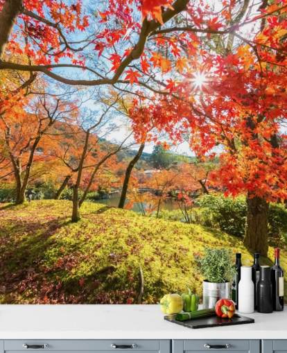 rode en groene aanpasbare bosbehangmuurschildering genaamd Autumn Scene with Red Trees voor woonkamers en eetkamers