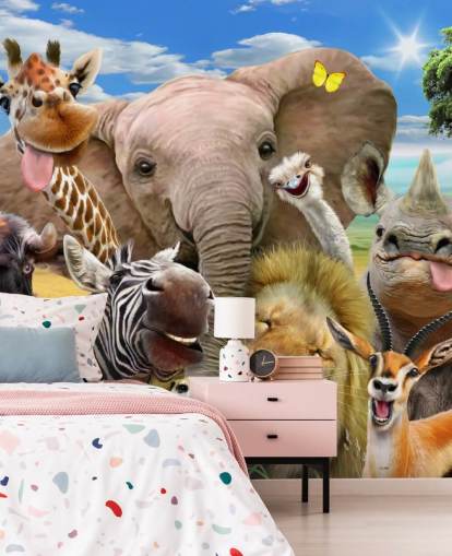 farbenfrohe personalisierbare Tiertapete namens Africa Selfie von Howard Robinson für das Kinderzimmer