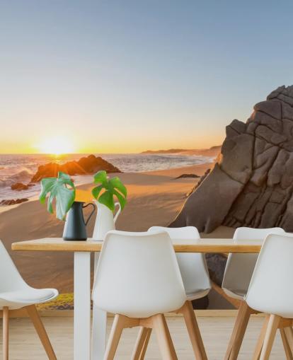 Fondo de pantalla de playa rocosa con un hermoso atardecer