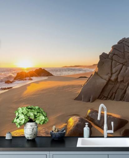 Fondo de pantalla de playa rocosa con un hermoso atardecer