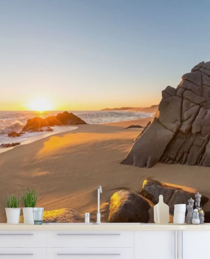 Fondo de pantalla de playa rocosa con un hermoso atardecer