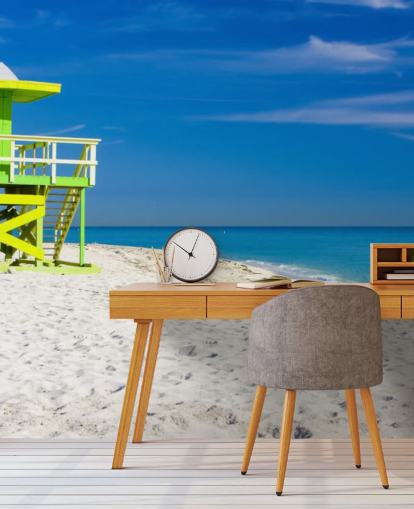 Grüne Rettungsschwimmerhütte am Strand Wallpaper