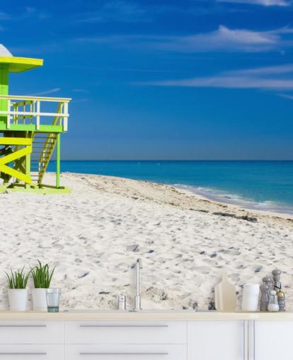 Cabana salva-vidas verde na praia papel de parede Cabana salva-vidas verde na praia papel de parede