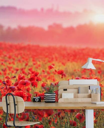 papier peint floral rouge appelé Red Poppy Sunrise pour les salons et les chambres