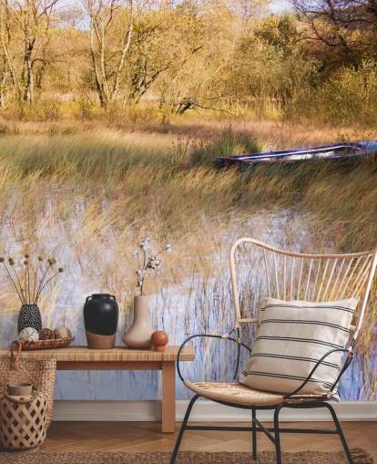 Decorazione murale con barca che riposa tra le canne sul lago