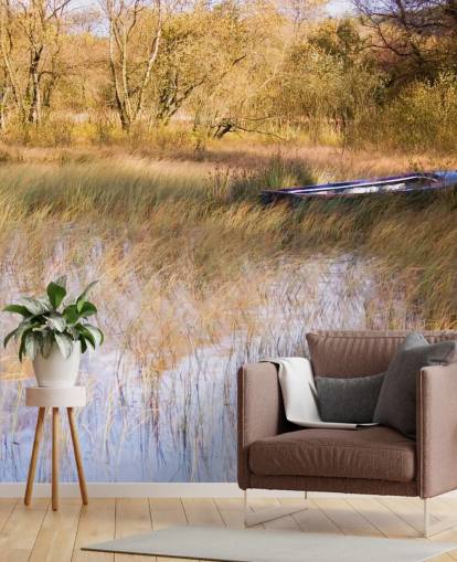 Båt hviler blant siv på Lake Wall Mural