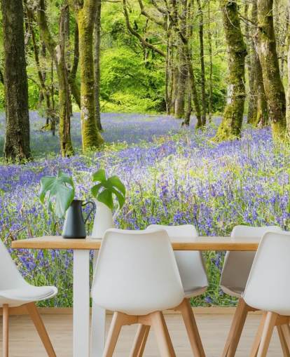 Blaue und grüne individuelle Waldtapete namens Into the Blue von Phil McMenemy für Wohnzimmer