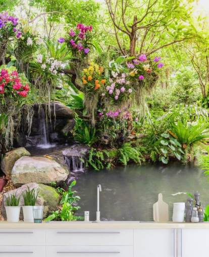 groene op maat gemaakte waterval behangmuurschildering genaamd Orchid Garden Waterfall voor woonkamers
